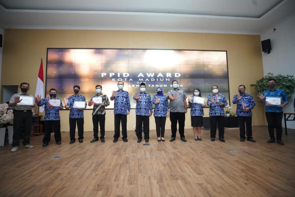 Apresiasi Keterbukaan Informasi, Pemkot Madiun Beri Penghargaan Kepada Admin PPID Pembantu Terbaik